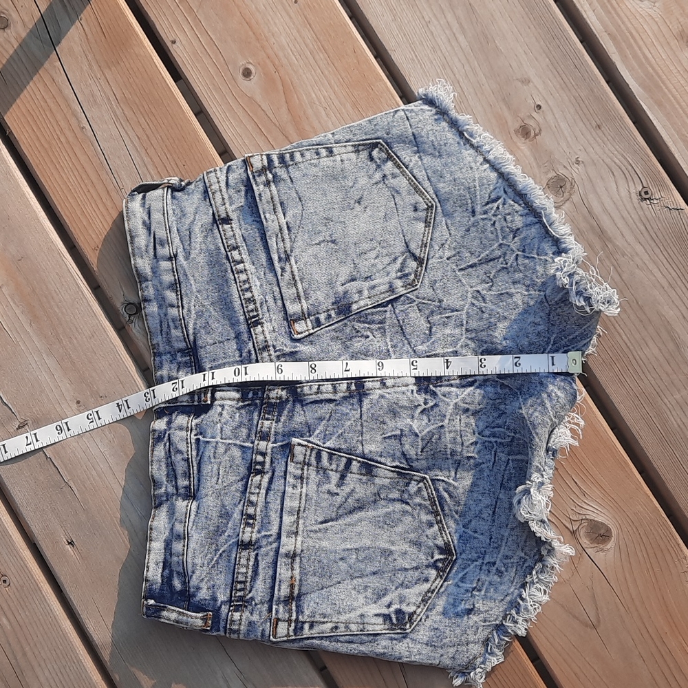 Short shorts - Picture 9 of 9